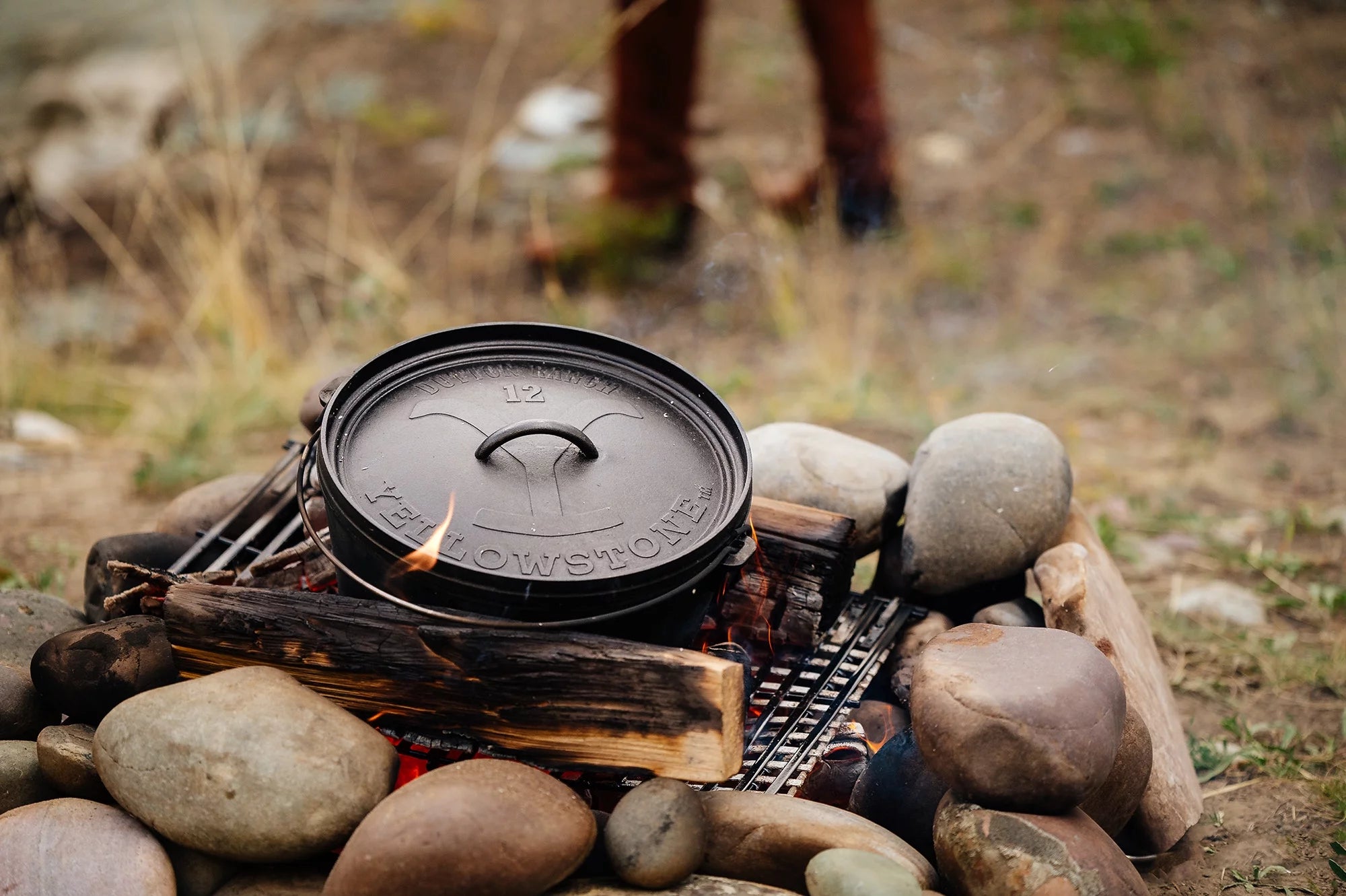 Lodge Yellowstone 8 Quart Seasoned Cast Iron Camp Dutch Oven P851868