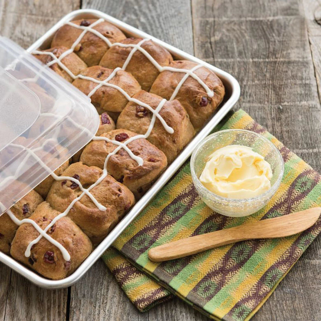 Nordic Ware Naturals Aluminum Baker's Quarter Sheet with Lid, BPA-free Plastic Cover R621884