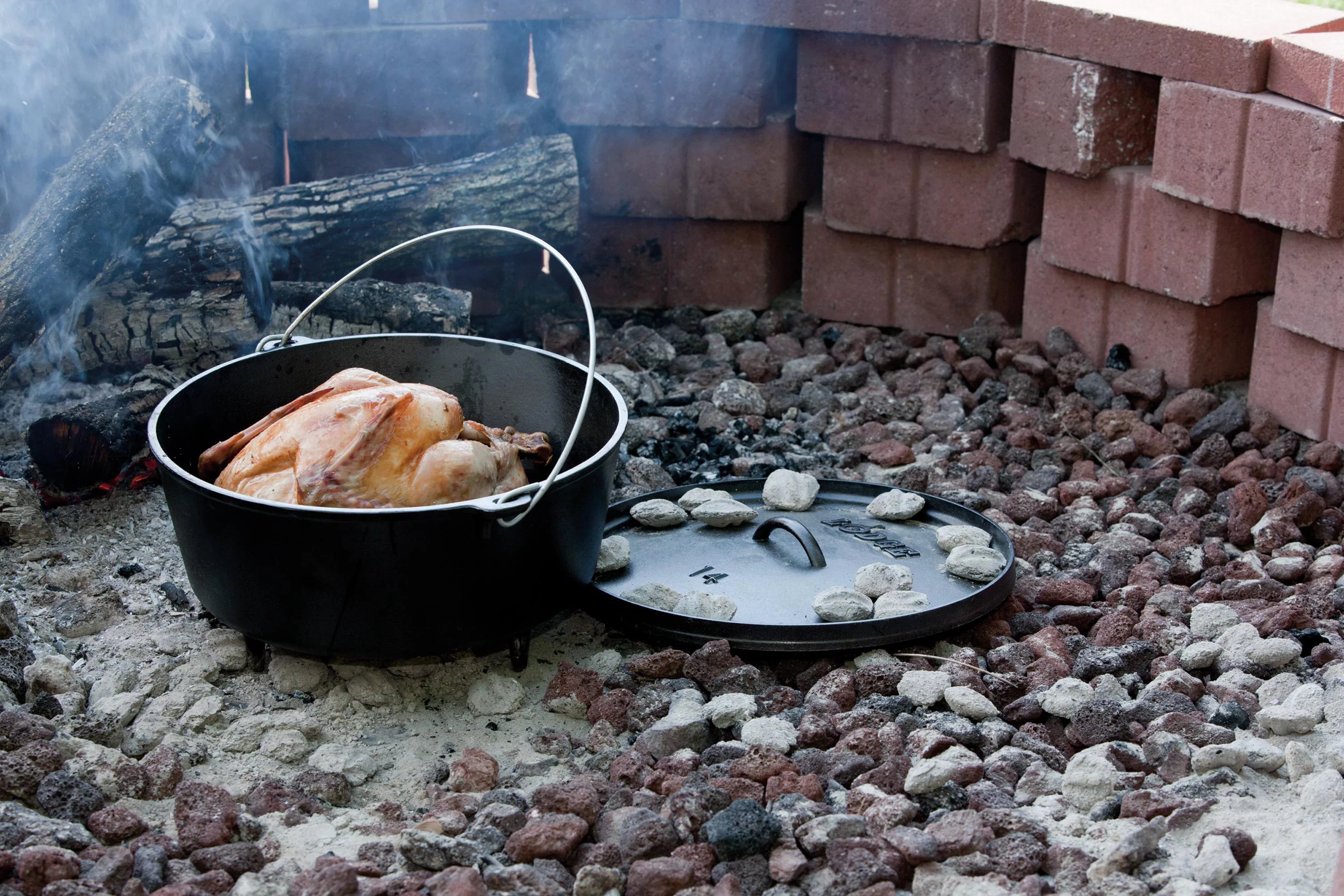 Lodge Yellowstone 8 Quart Seasoned Cast Iron Camp Dutch Oven P851868