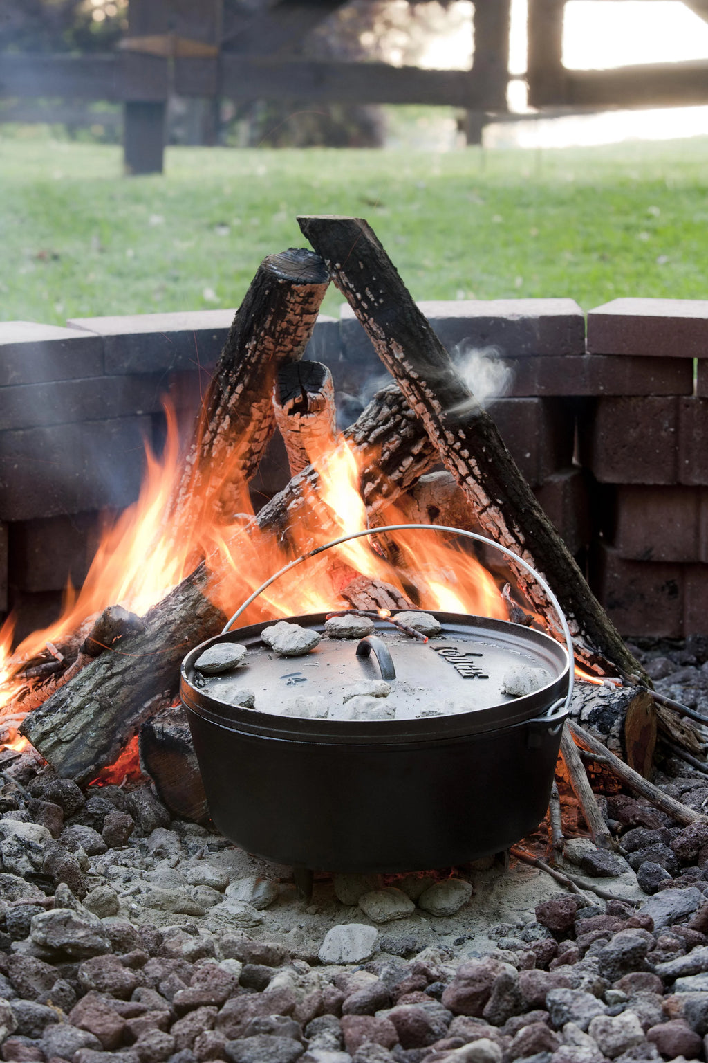 Lodge Yellowstone 8 Quart Seasoned Cast Iron Camp Dutch Oven P851868