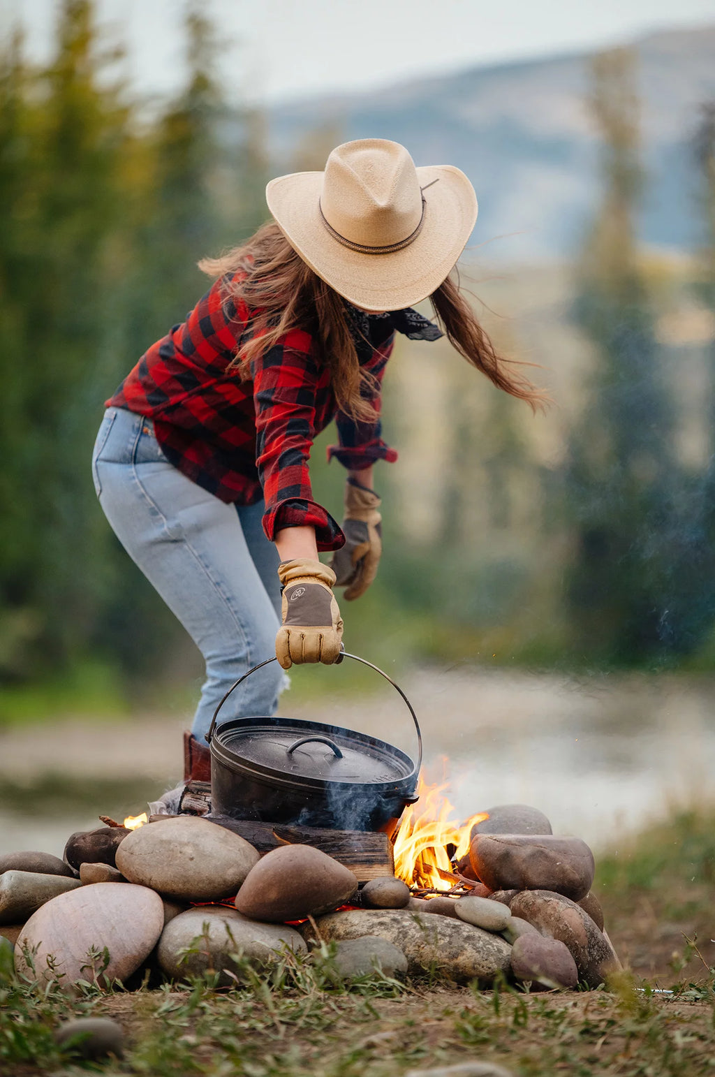 Lodge Yellowstone 8 Quart Seasoned Cast Iron Camp Dutch Oven P851868